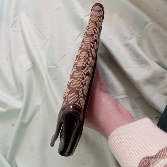 Vintage Tan Coach wallet with space for checkbook - Picture 5 of 7